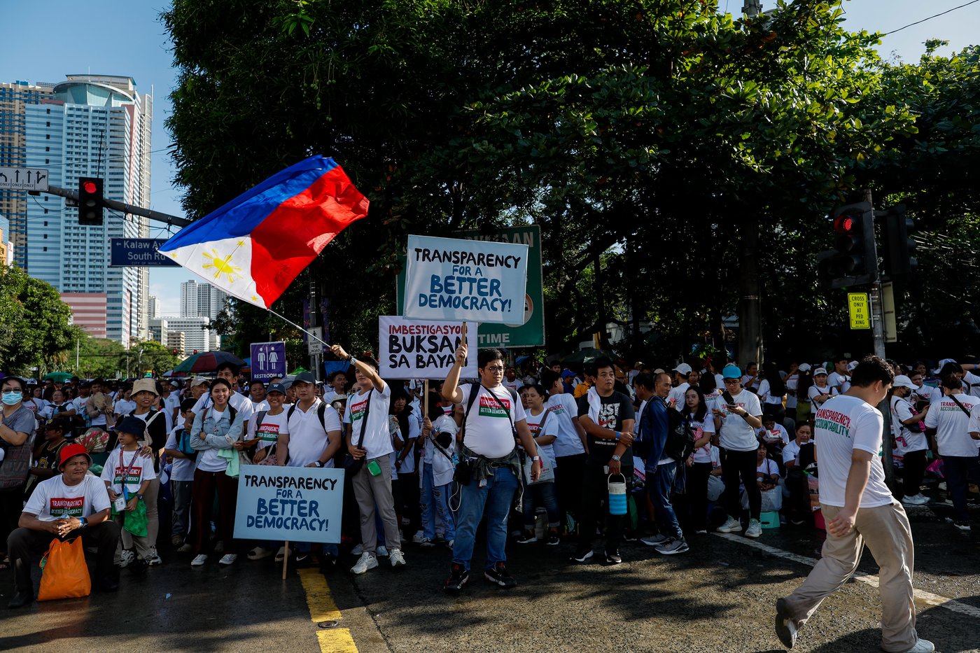 Tens of thousands rally in Manila over corruption scandal that implicates top Philippine officials | iNFOnews.ca