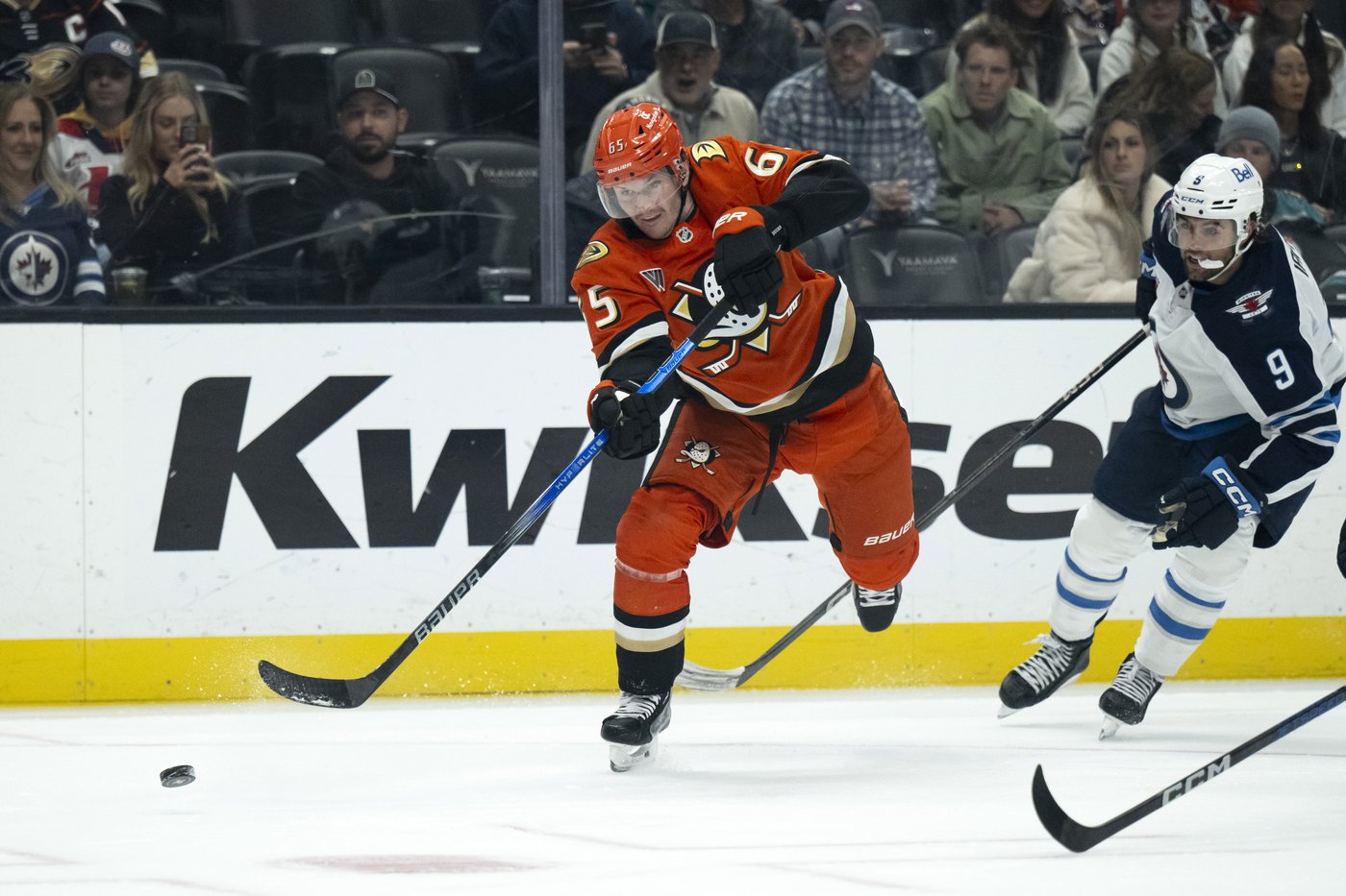 Troy Terry gets last-minute winner, Ducks' late rally stuns NHL-best Winnipeg 3-2 | iNFOnews.ca
