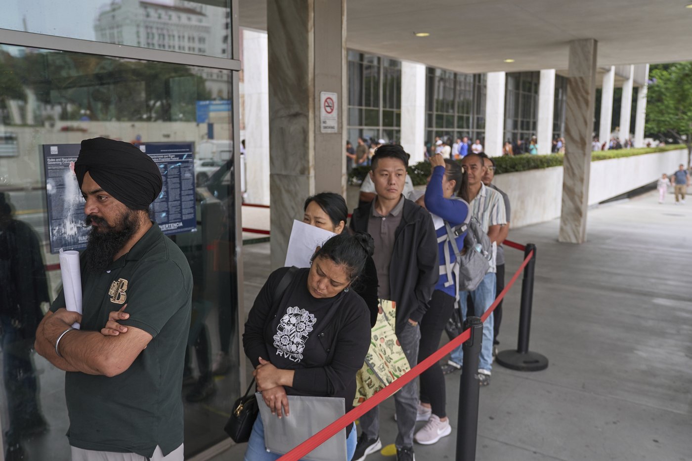 A day outside an LA detention center shows profound impact of ICE raids on families | iNFOnews.ca A day outside an LA detention center shows profound impact of ICE raids on families | iNFOnews.ca