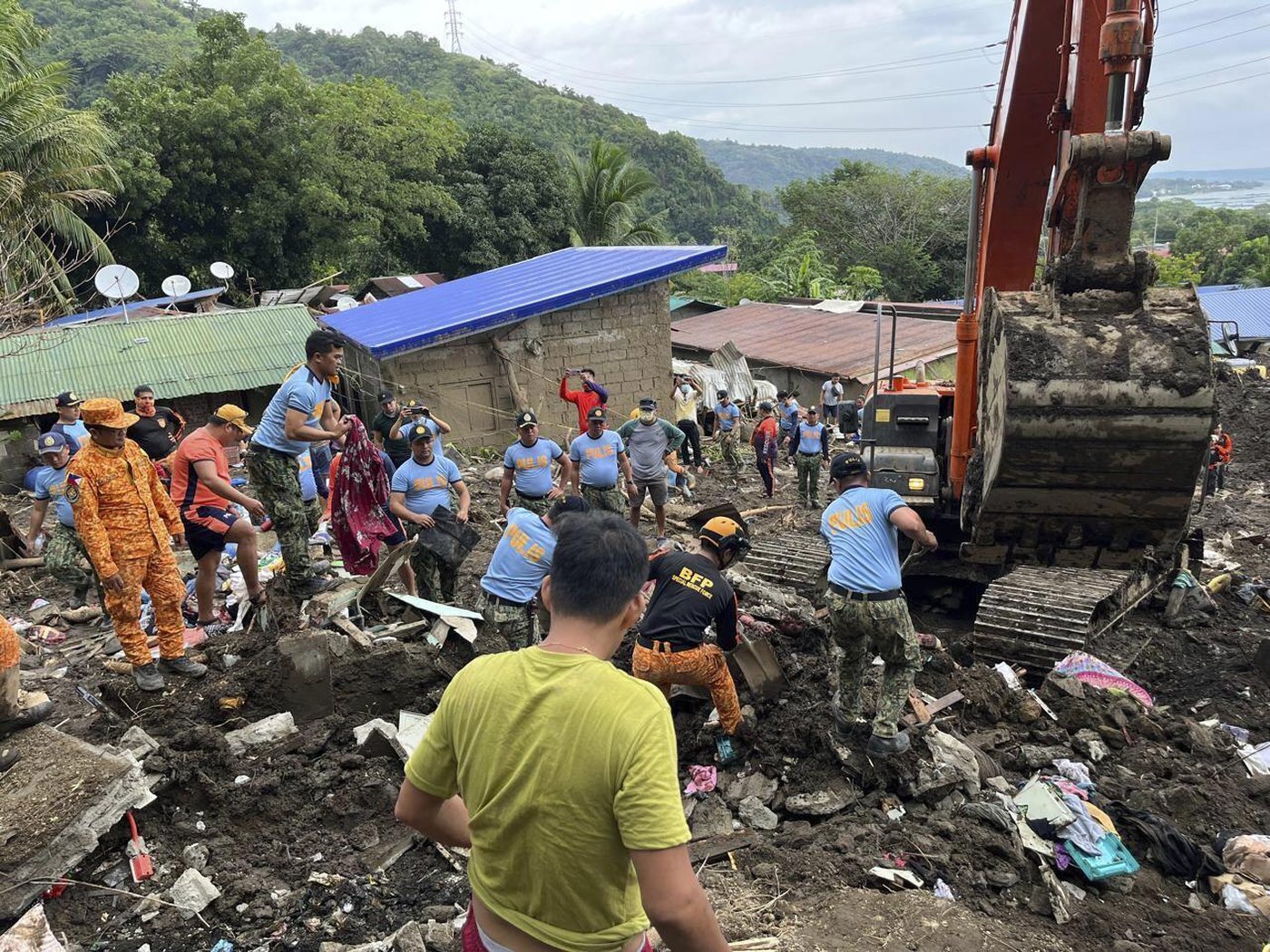 A powerful typhoon nears the Philippines, with many shelters still crammed after a recent storm | iNFOnews.ca
