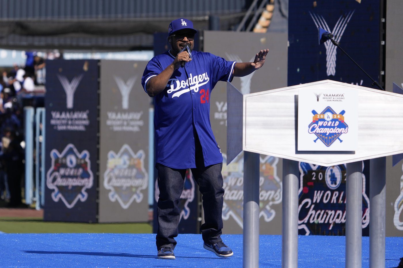 Shohei Ohtani brings his dog and addresses crowd in English as Dodgers celebrate World Series title | iNFOnews.ca