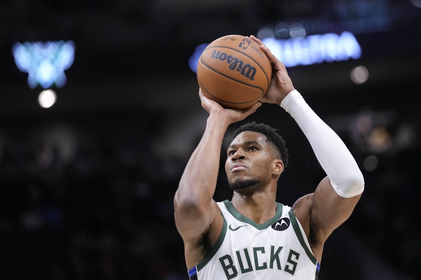 Two-time MVP Giannis Antetokounmpo shakes off knee woes to play opening night for Bucks | iNFOnews.ca