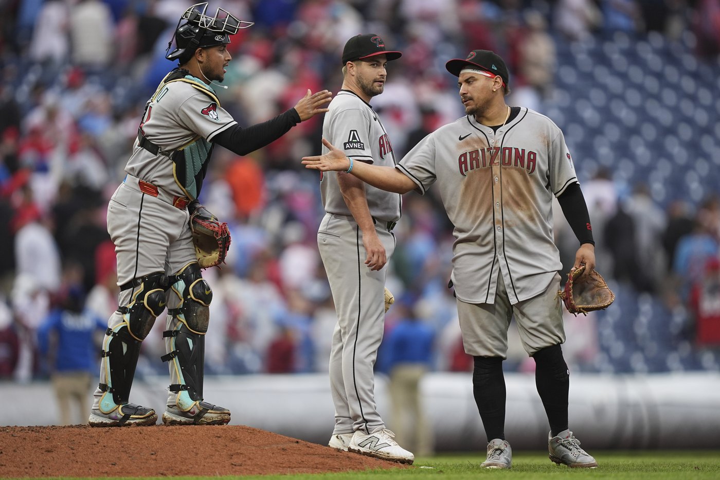 Naylor hits an RBI single in the 10th inning as the Diamondbacks top the Phillies 11-9 | iNFOnews.ca