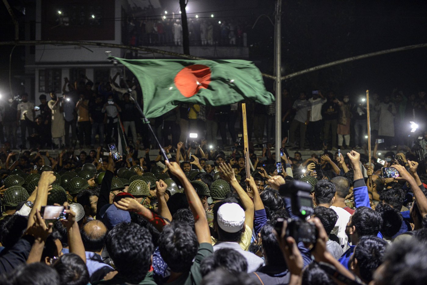 Bangladeshi protesters storm and destroy a house linked to exiled former prime minister Hasina | iNFOnews.ca