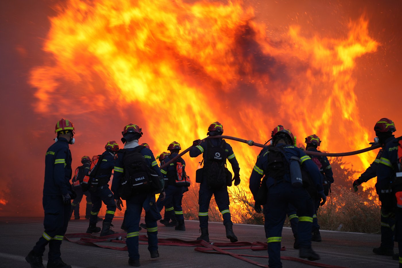 More than 100 firefighters battle large wildfire on eastern Greek island of Chios | iNFOnews.ca