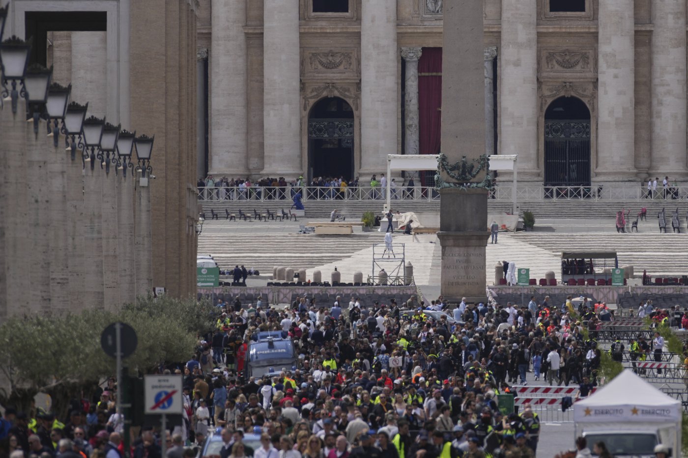 Tens of thousands file into St. Peter's Basilica to pay final respects to Pope Francis | iNFOnews.ca Tens of thousands file into St. Peter's Basilica to pay final respects to Pope Francis | iNFOnews.ca