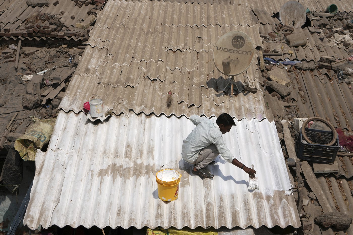 In one Indian city, reflective paint and bus stop sprinklers offer relief from killer heat | iNFOnews.ca