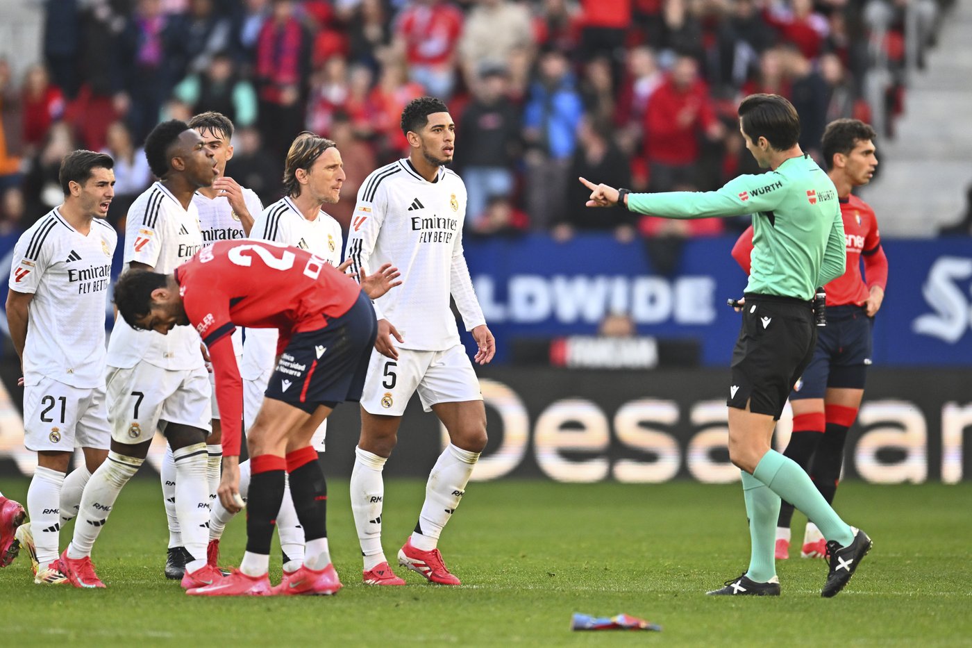 Real Madrid's Bellingham shown red card after using English expletive to protest referee | iNFOnews.ca Real Madrid's Bellingham shown red card after using English expletive to protest referee | iNFOnews.ca