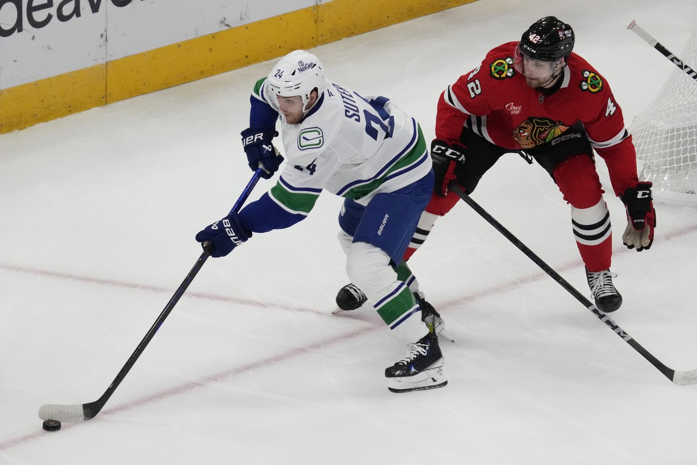 Heinen scores twice as the Canucks beat the Blackhawks 6-3 for their 3rd straight win | iNFOnews.ca