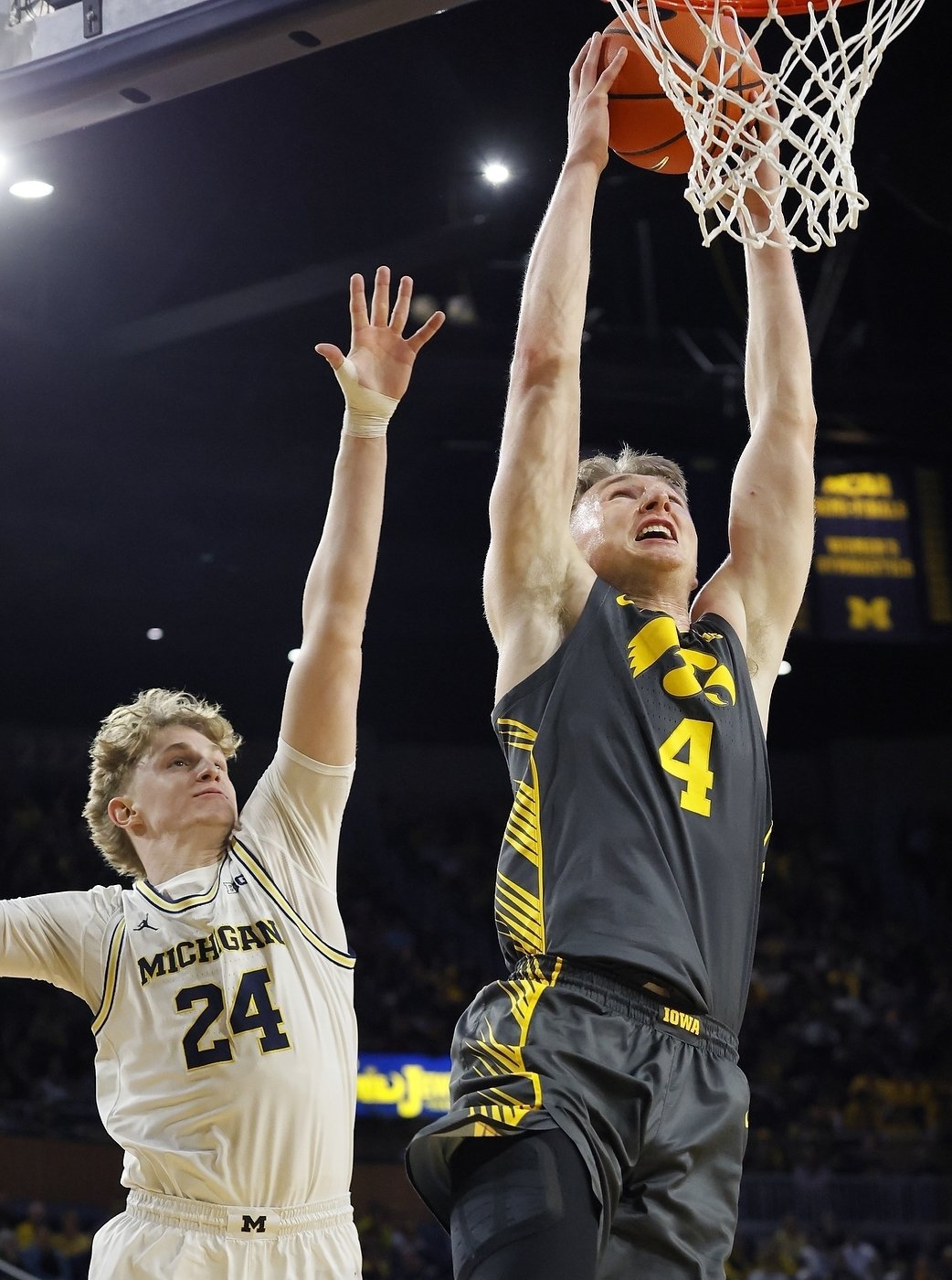 Gayle scores late to give Michigan 85-83 win over Iowa for Wolverines' 7th straight victory | iNFOnews.ca
