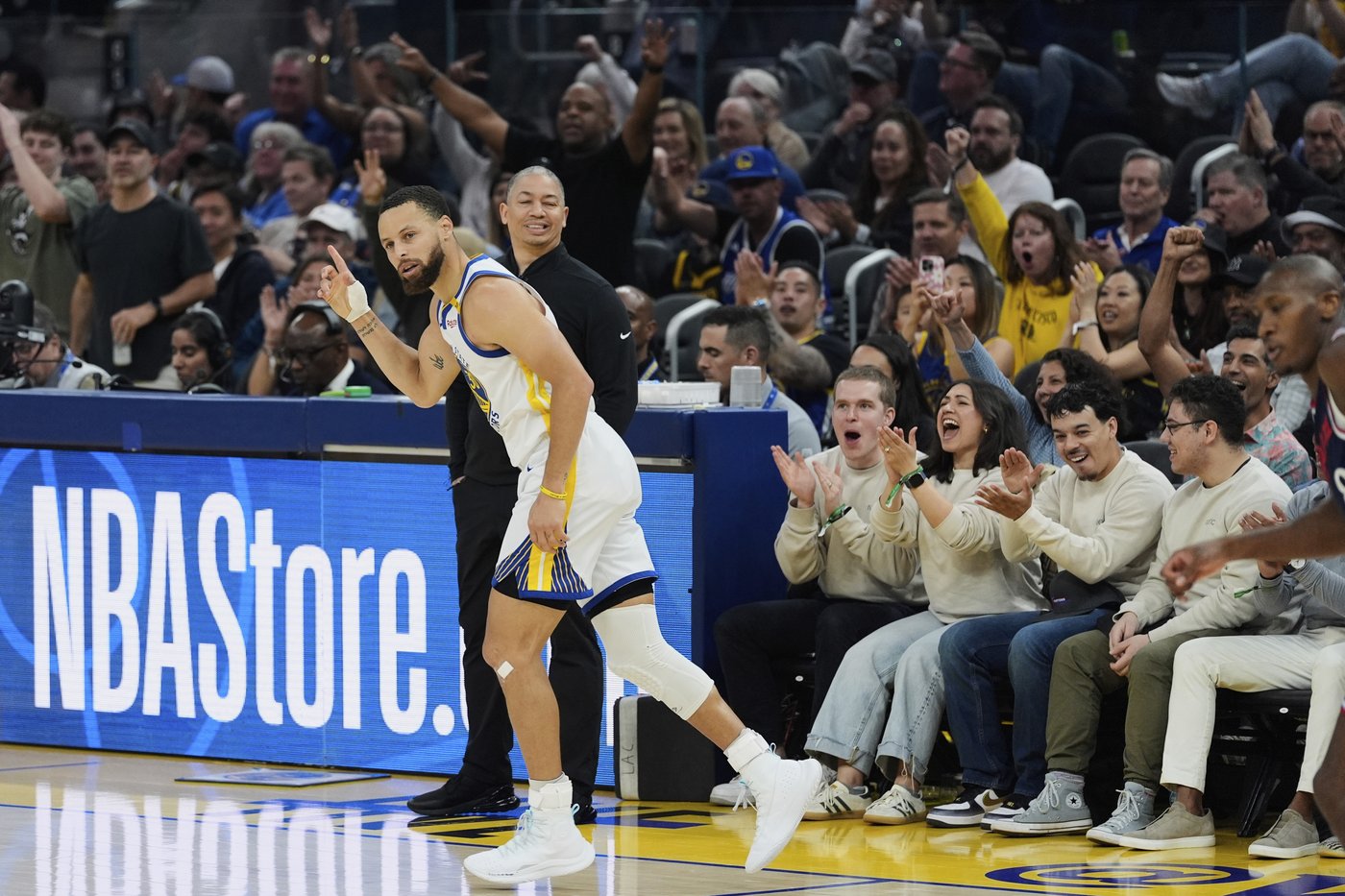 Harden, Leonard lead Clippers past Warriors 124-119 in OT to secure fifth seed in West playoffs | iNFOnews.ca Harden, Leonard lead Clippers past Warriors 124-119 in OT to secure fifth seed in West playoffs | iNFOnews.ca