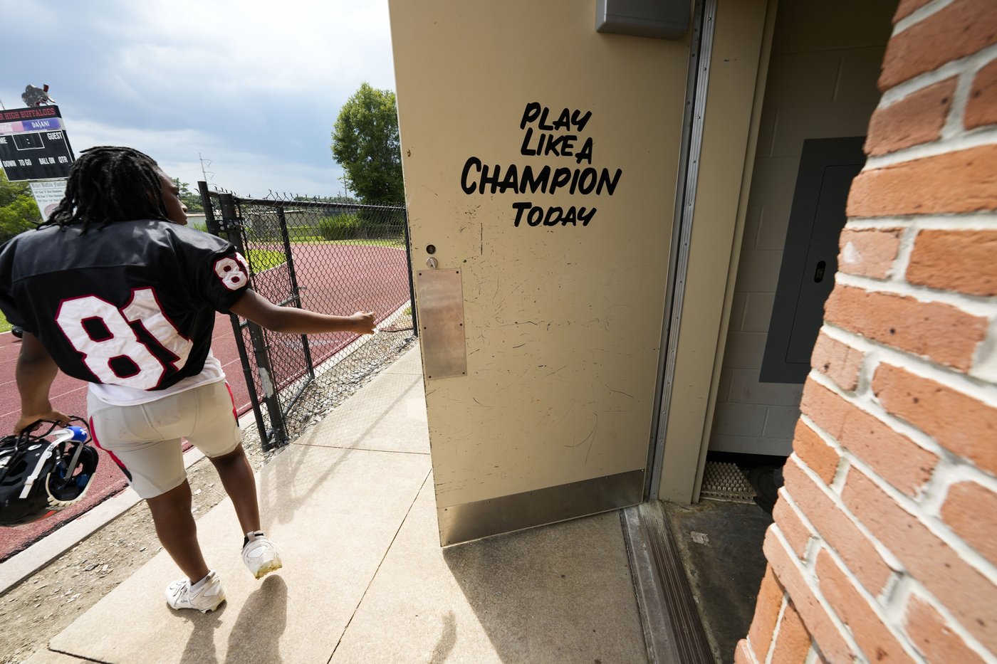 Hotter summers are making high school football a fatal game for some players | iNFOnews.ca Hotter summers are making high school football a fatal game for some players | iNFOnews.ca