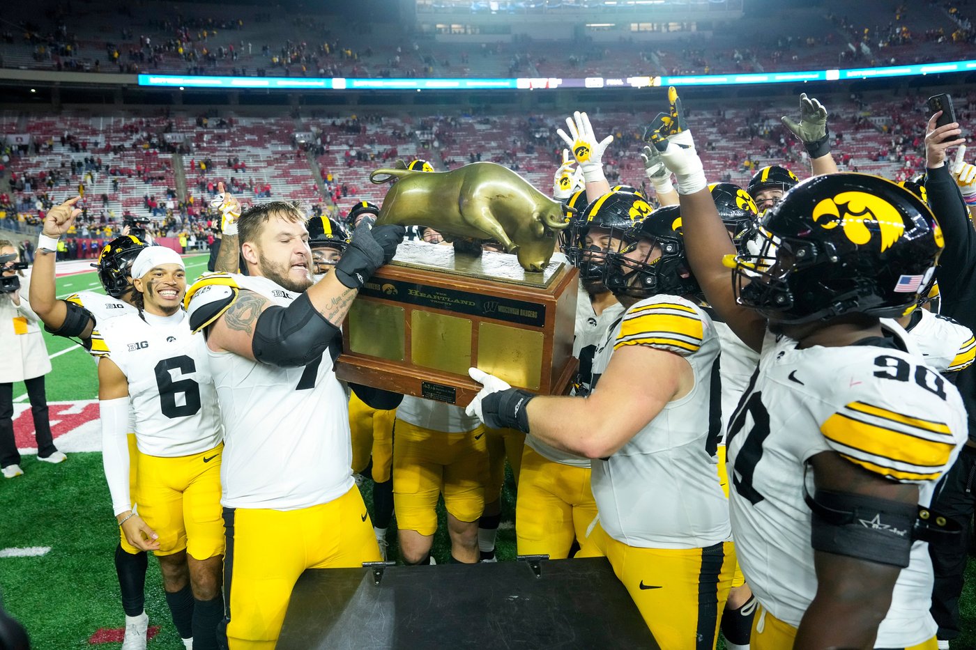 Williams, Gronowski and Moulton help Iowa run over Wisconsin 37-0 to keep Heartland Trophy | iNFOnews.ca