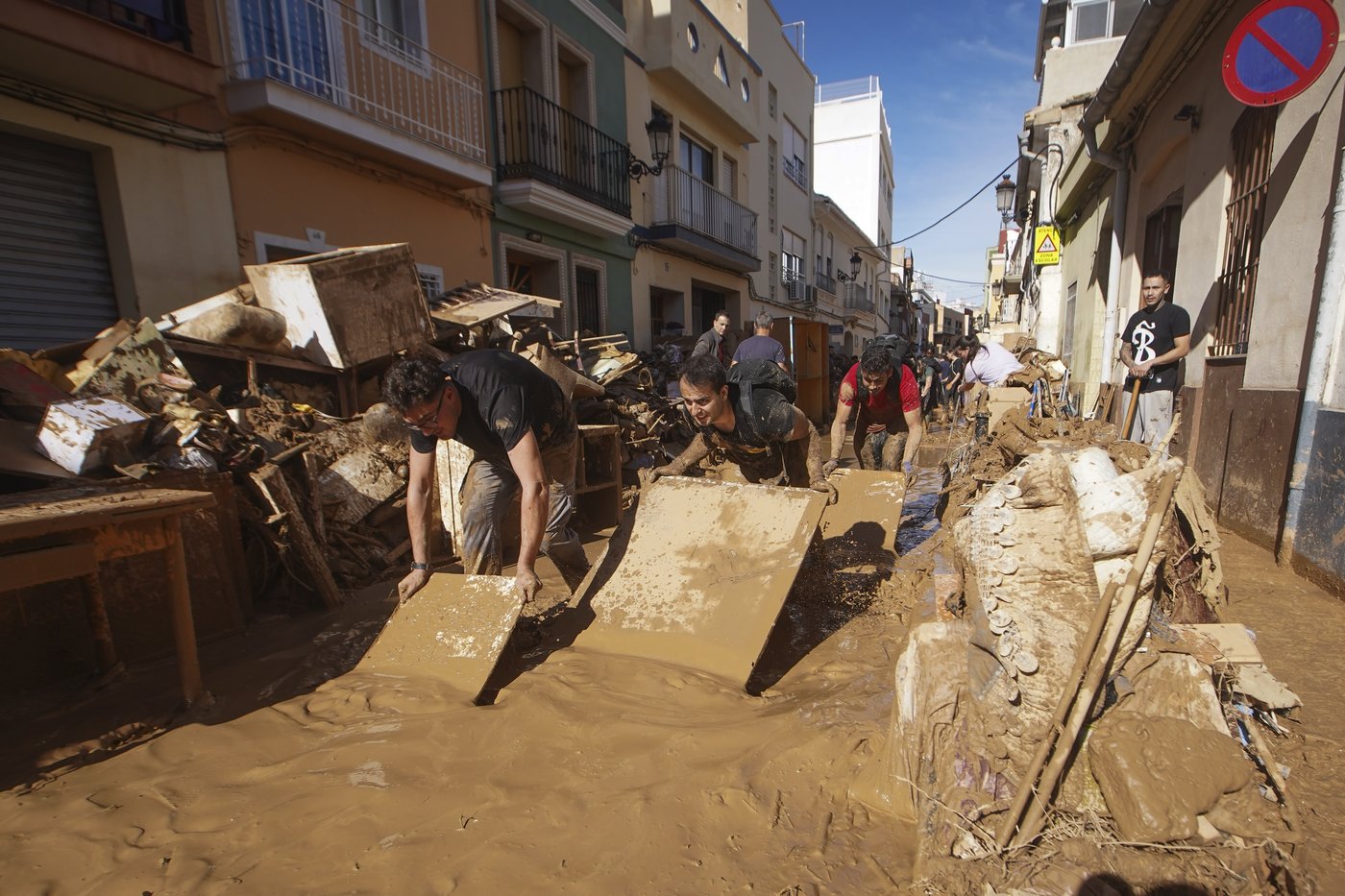 Mud-caked volunteers clean flood debris in a Spanish town as authorities struggle to respond | iNFOnews.ca Mud-caked volunteers clean flood debris in a Spanish town as authorities struggle to respond | iNFOnews.ca