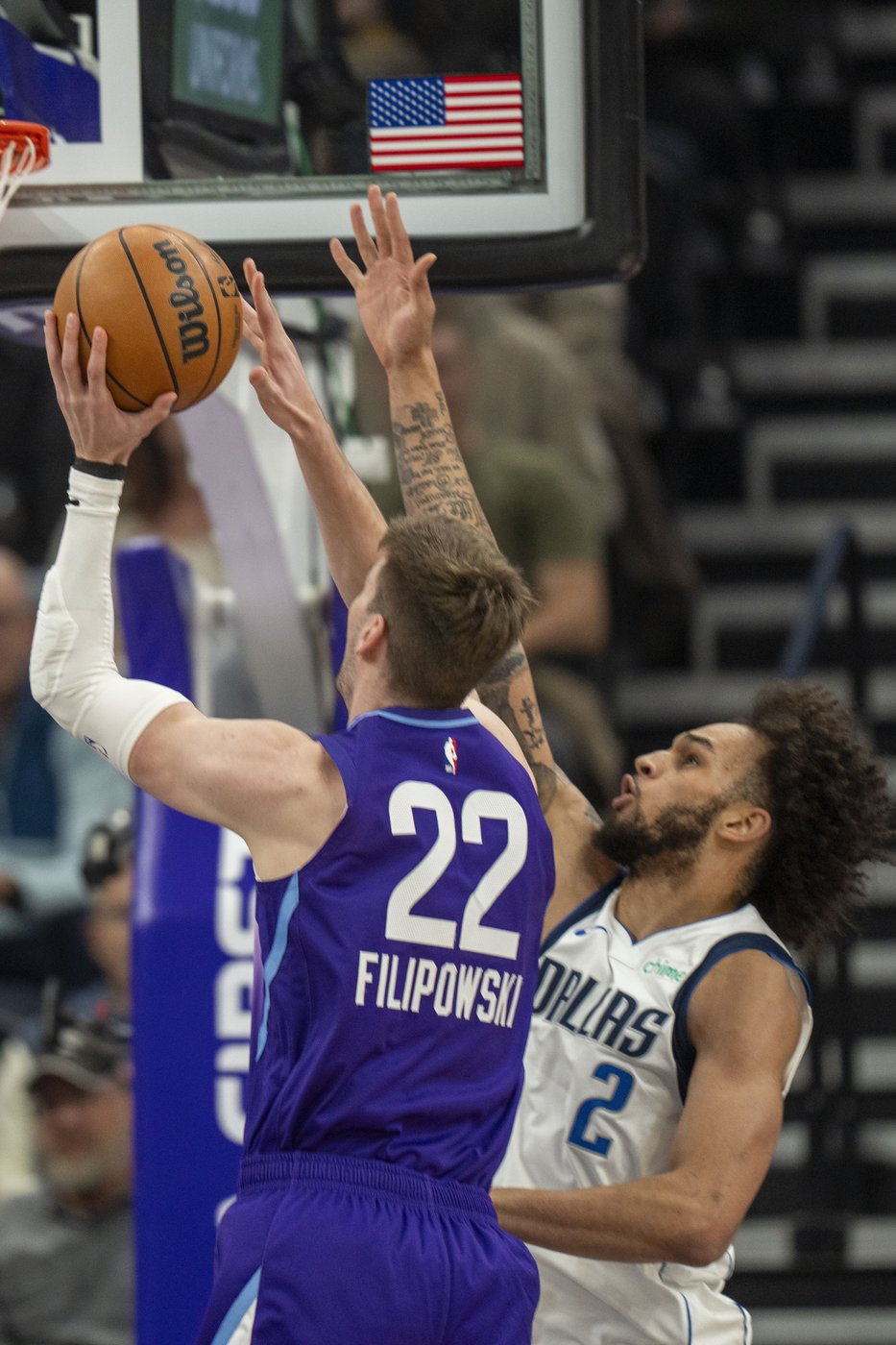 John Collins scores on a late dunk to lift Jazz past Mavericks for 1st home victory | iNFOnews.ca