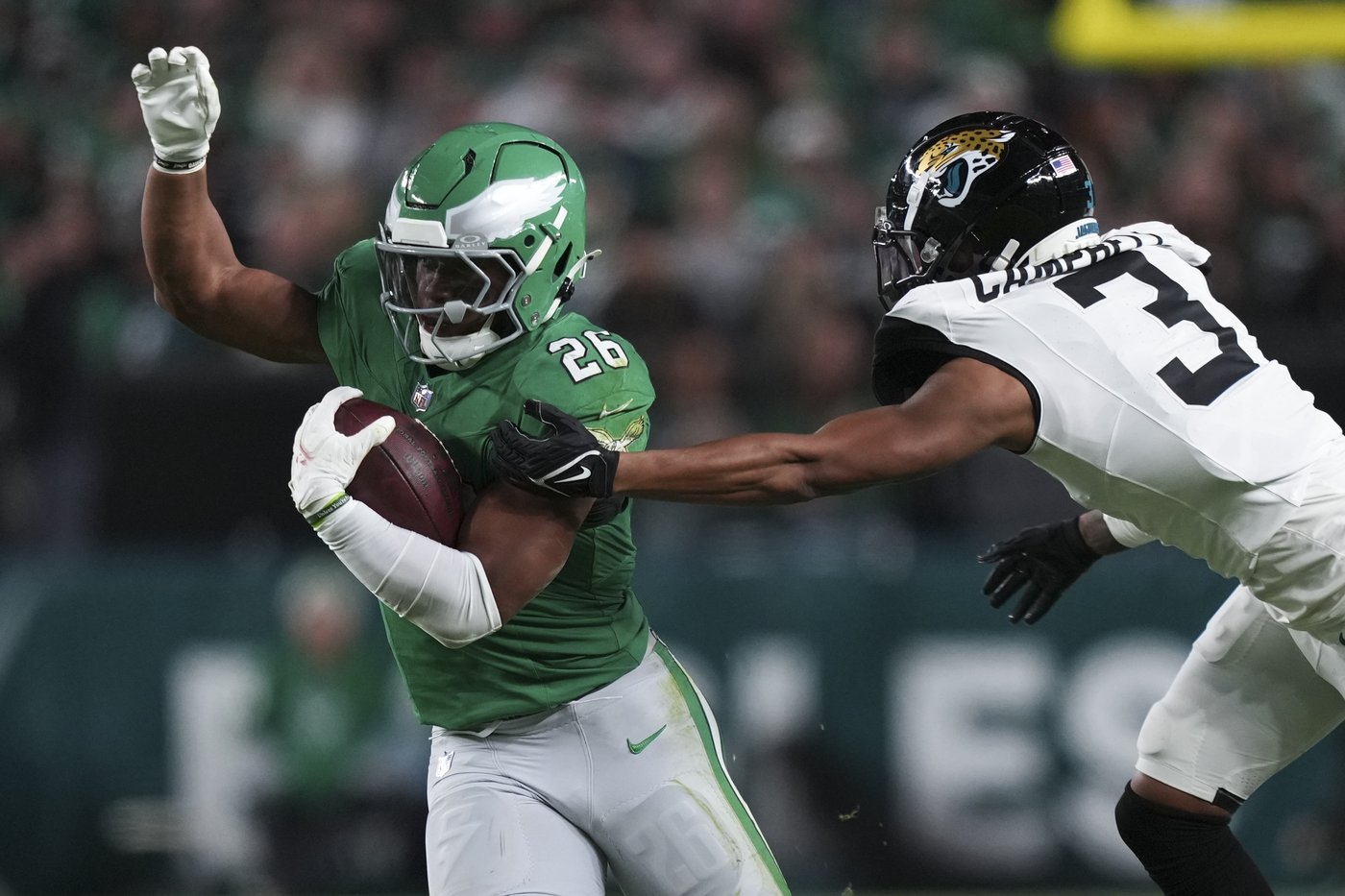 Eagles RB Saquon Barkley amazes with backward hurdle for first-down reception | iNFOnews.ca Eagles RB Saquon Barkley amazes with backward hurdle for first-down reception | iNFOnews.ca