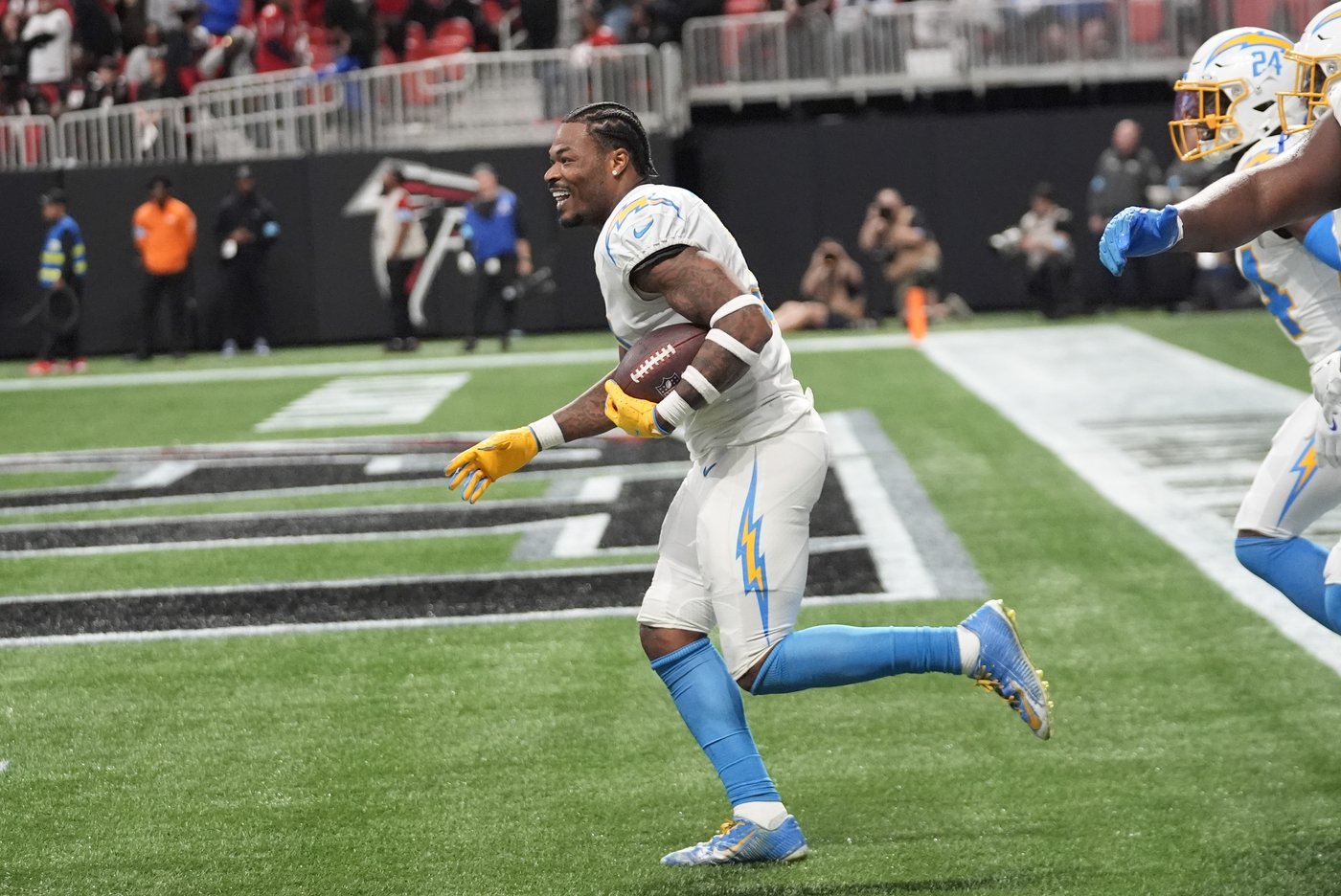 Still makes 2 picks, returns one for TD as Chargers hand Falcons third straight loss, 17-13 | iNFOnews.ca