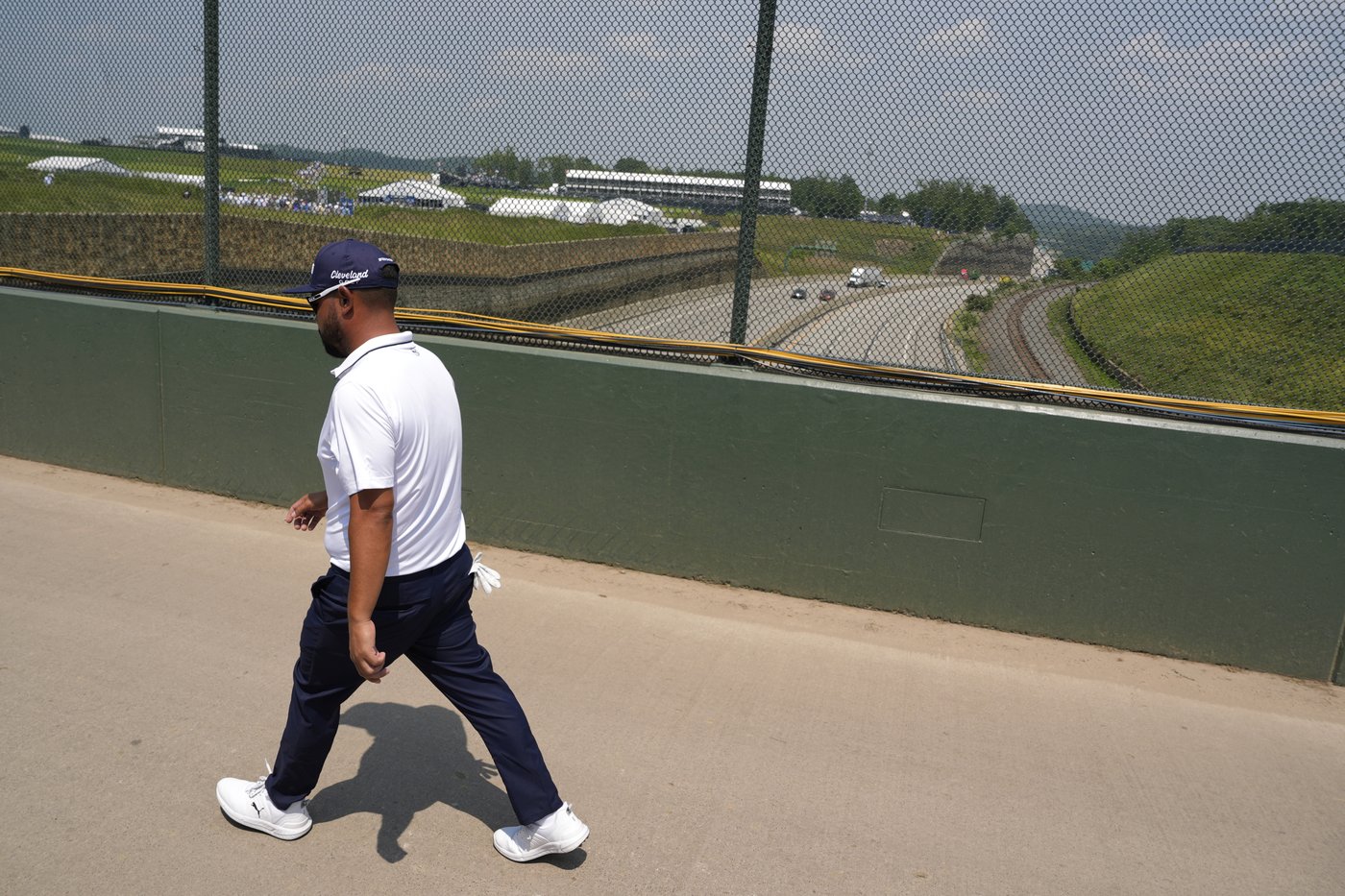 A golf course with a 6-lane highway? Welcome to the US Open at Oakmont, where I-76 somehow blends in | iNFOnews.ca
