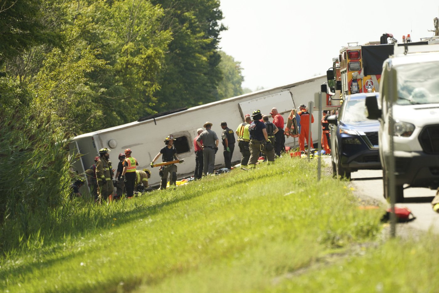 Tour bus rollover kills 5 on interstate highway in western New York | iNFOnews.ca