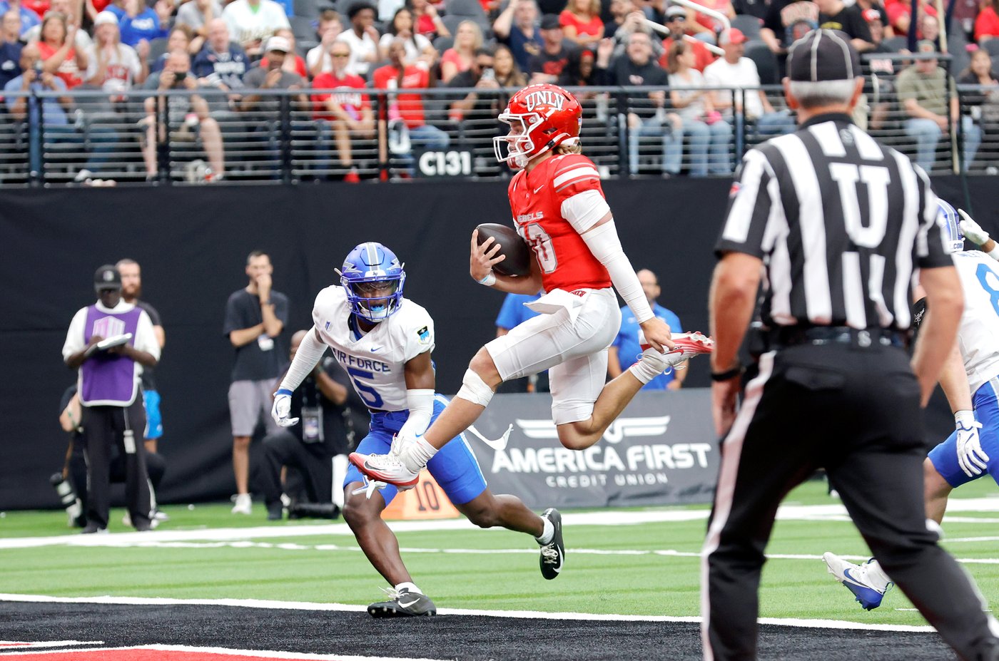 Colandrea scores on 19-yard TD run with 36 seconds left, lifts undefeated UNLV past Air Force 51-48 | iNFOnews.ca