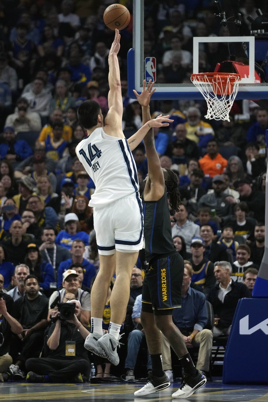 Draymond Green and Stephen Curry lead balanced Warriors past Grizzlies 123-118 | iNFOnews.ca