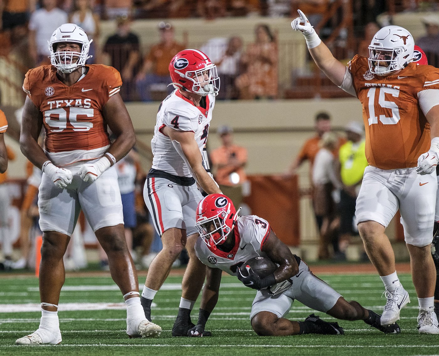 No. 5 Georgia knocks off No. 1 Texas 35-15, with Etienne running for 3 TDs | iNFOnews.ca No. 5 Georgia knocks off No. 1 Texas 35-15, with Etienne running for 3 TDs | iNFOnews.ca