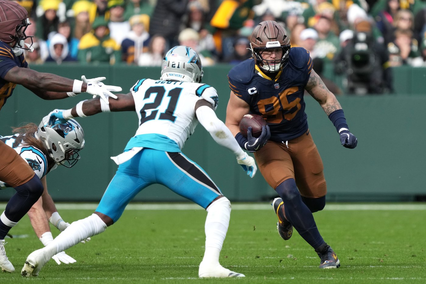 Packers star tight end Tucker Kraft carted off field with knee injury | iNFOnews.ca Packers star tight end Tucker Kraft carted off field with knee injury | iNFOnews.ca