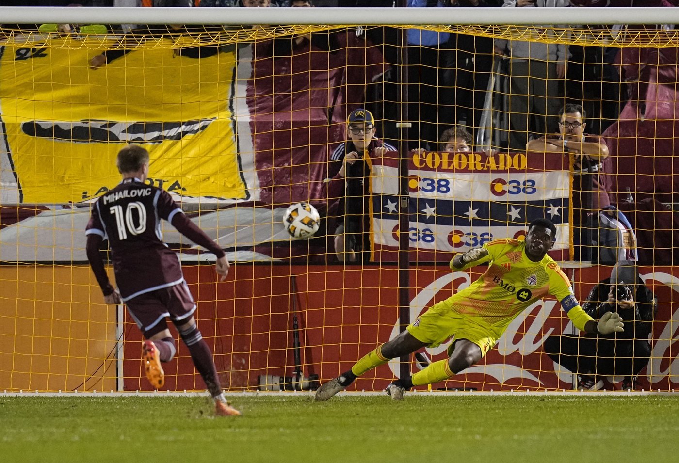 Cannon, Mihailovic score as Rapids beat Toronto 2-0, clinch playoff berth | iNFOnews.ca