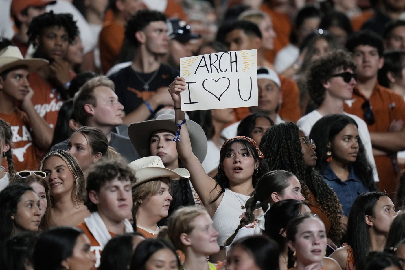 No. 1 Texas keeps rolling behind Manning and Blue and routs ULM 51-3 in last game before SEC play | iNFOnews.ca No. 1 Texas keeps rolling behind Manning and Blue and routs ULM 51-3 in last game before SEC play | iNFOnews.ca