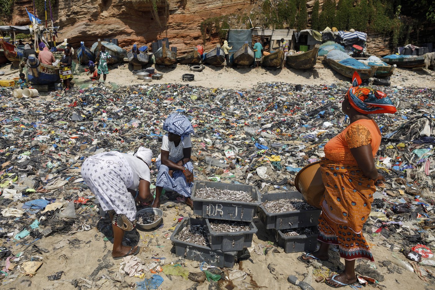 As fast fashion's waste pollutes Africa's environment, designers in Ghana are finding a solution | iNFOnews.ca As fast fashion's waste pollutes Africa's environment, designers in Ghana are finding a solution | iNFOnews.ca