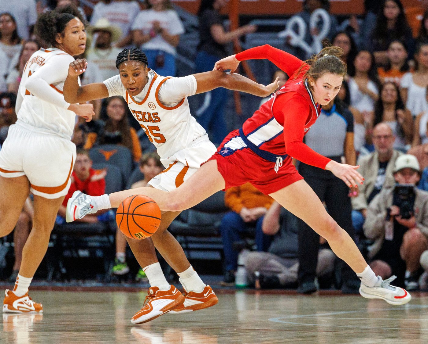 Booker's 22 points, 12 rebounds and 6 steals leads No. 4 Texas women past No. 24 Richmond 85-56 | iNFOnews.ca Booker's 22 points, 12 rebounds and 6 steals leads No. 4 Texas women past No. 24 Richmond 85-56 | iNFOnews.ca