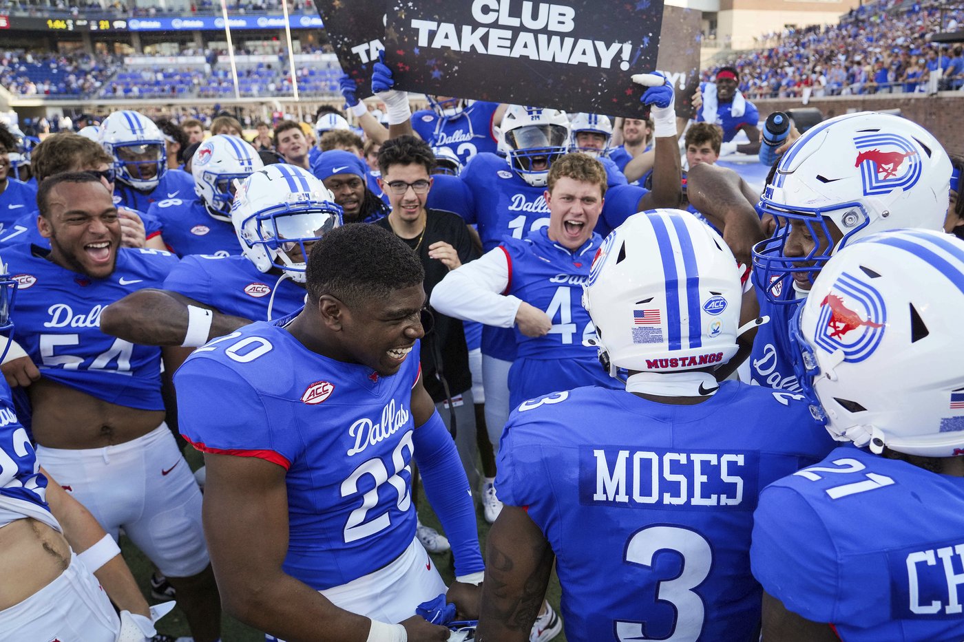 SMU gets 4 TDs from Smith and three more with offense watching, beats TCU 66-42 after Dykes ejected | iNFOnews.ca