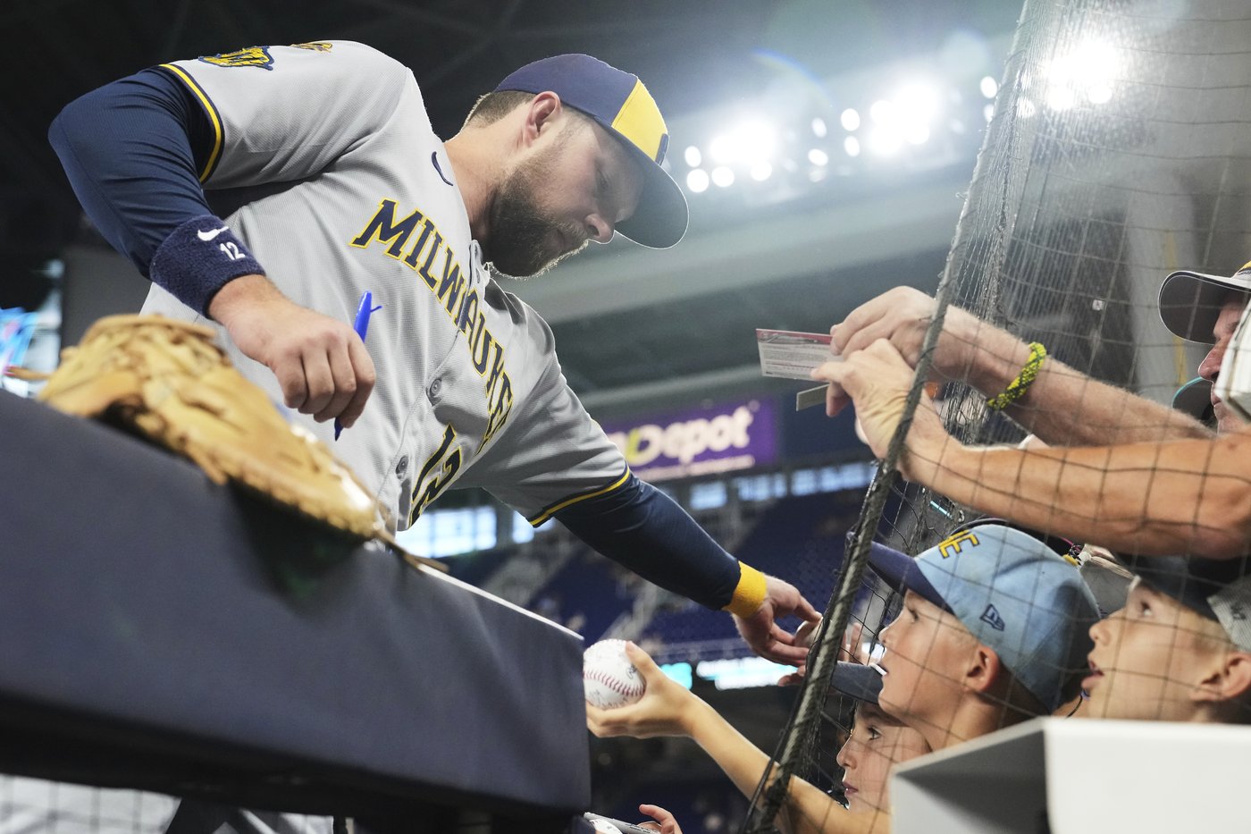 Brewers' Rhys Hoskins says he expects thumb sprain to keep him out for 6 weeks | iNFOnews.ca Brewers' Rhys Hoskins says he expects thumb sprain to keep him out for 6 weeks | iNFOnews.ca