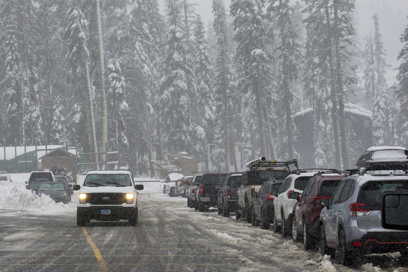 Northern California gets record rain and heavy snow. Many have been in the dark for days in Seattle | iNFOnews.ca Northern California gets record rain and heavy snow. Many have been in the dark for days in Seattle | iNFOnews.ca