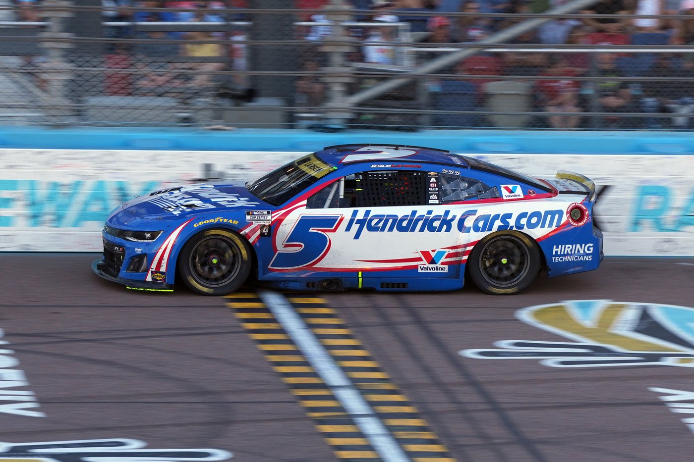 Kyle Larson wins second NASCAR championship, denying Denny Hamlin in overtime | iNFOnews.ca Kyle Larson wins second NASCAR championship, denying Denny Hamlin in overtime | iNFOnews.ca