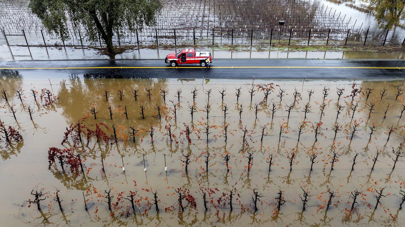 Storm inundates Northern California with rain, heavy snow. Thousands remain in the dark in Seattle | iNFOnews.ca Storm inundates Northern California with rain, heavy snow. Thousands remain in the dark in Seattle | iNFOnews.ca