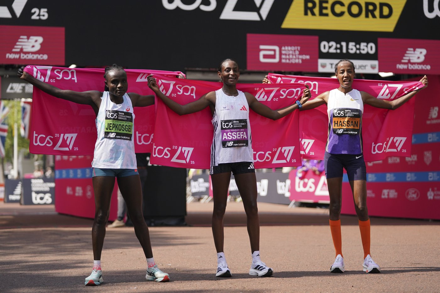 Assefa sets women's only record to win London Marathon women's race after late breakaway | iNFOnews.ca Assefa sets women's only record to win London Marathon women's race after late breakaway | iNFOnews.ca