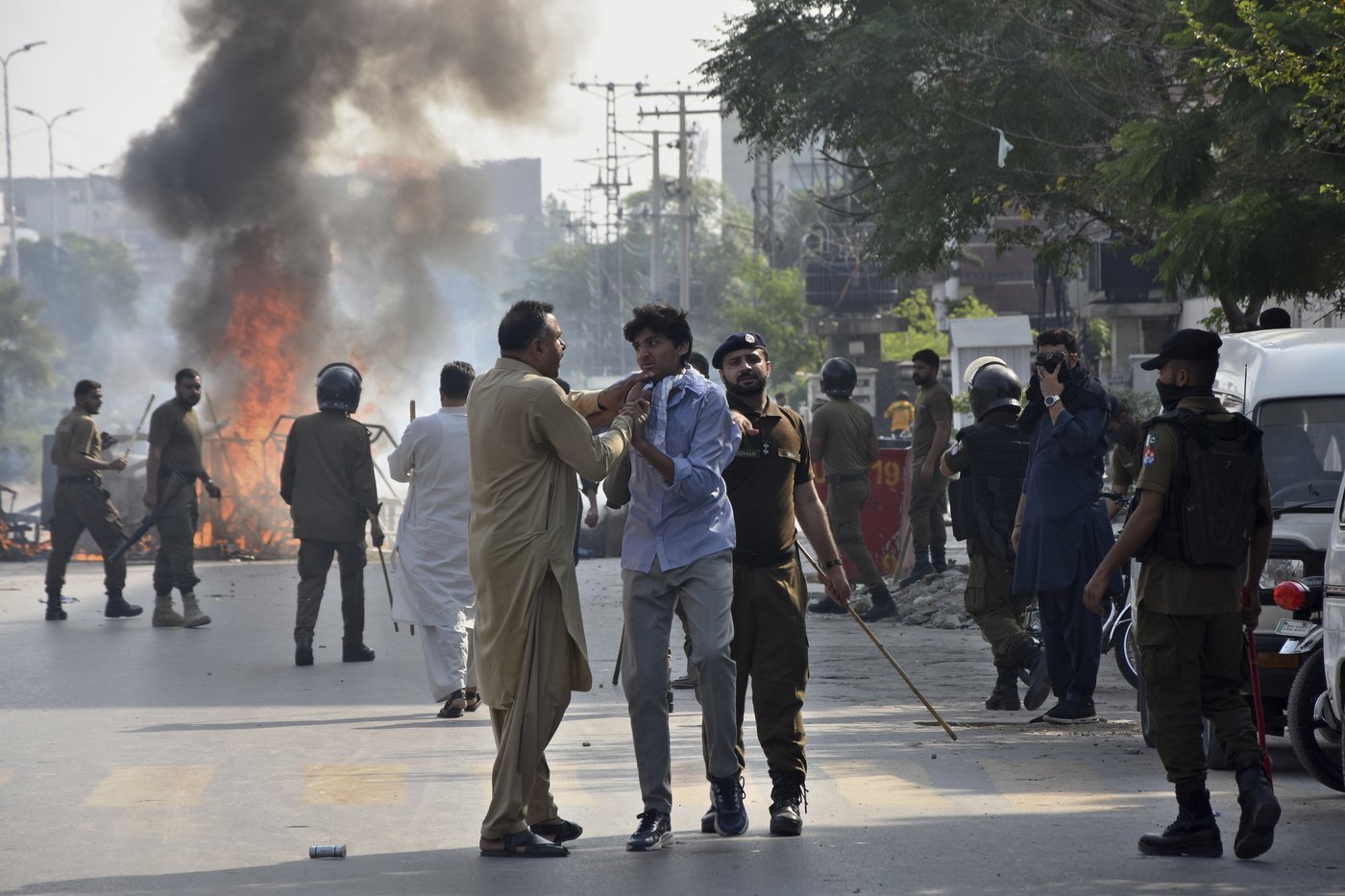 Pakistani police fire tear gas at protesting students as anger spreads over alleged on-campus rape | iNFOnews.ca