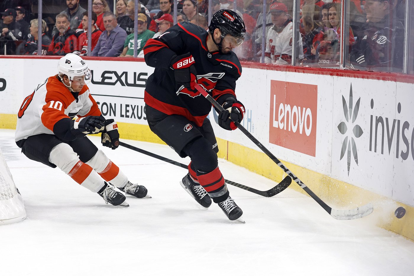 Necas scores go-ahead goal with 29 seconds left, Hurricanes beat Flyers 6-4 | iNFOnews.ca