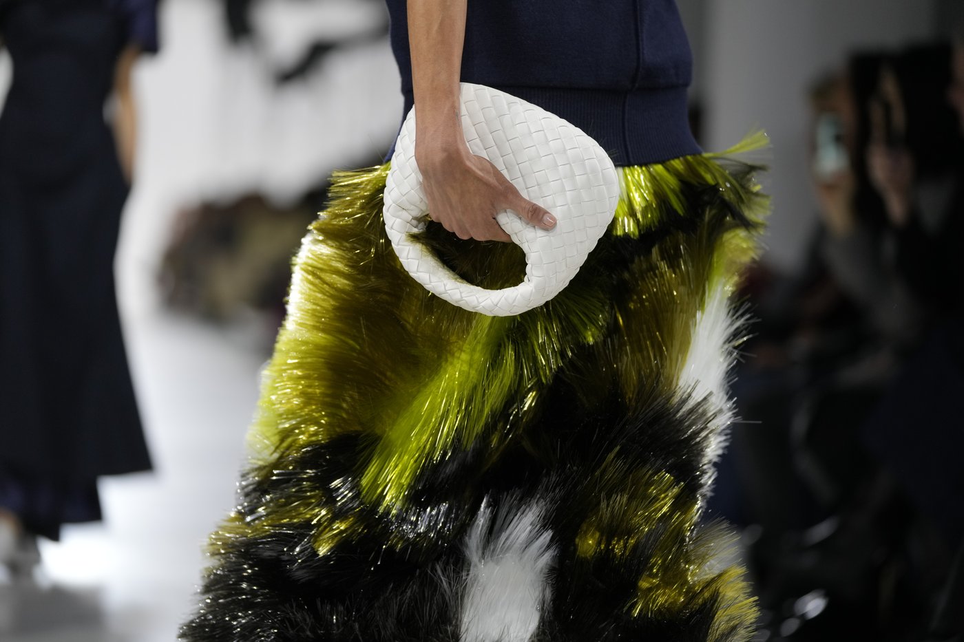 Louise Trotter's Bottega Veneta premiere delves into the house's craftsmanship with looks that swirl | iNFOnews.ca Louise Trotter's Bottega Veneta premiere delves into the house's craftsmanship with looks that swirl | iNFOnews.ca