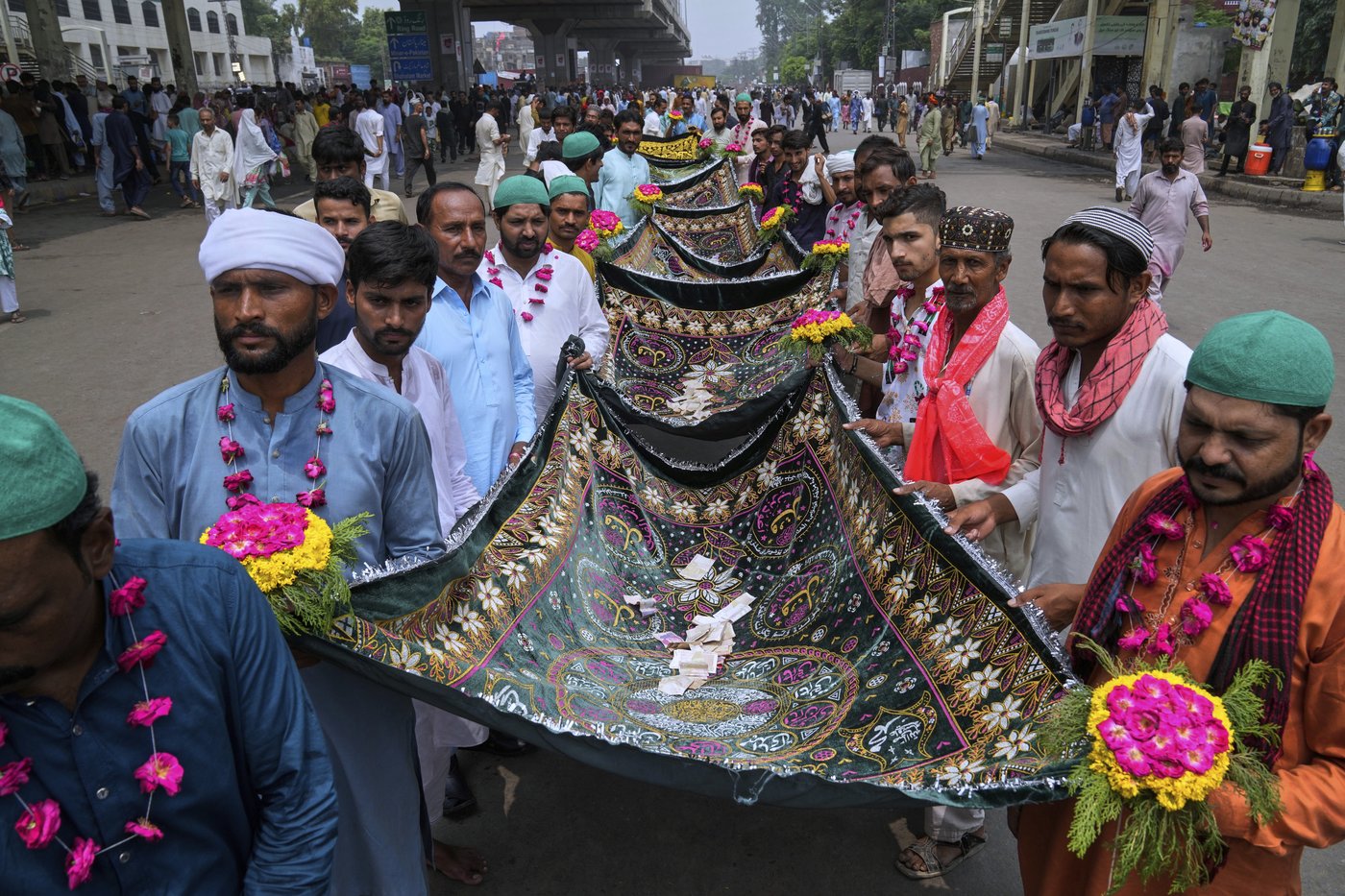 Photos of Pakistan honoring a Sufi saint with drumming, dancing, and bright lights | iNFOnews.ca