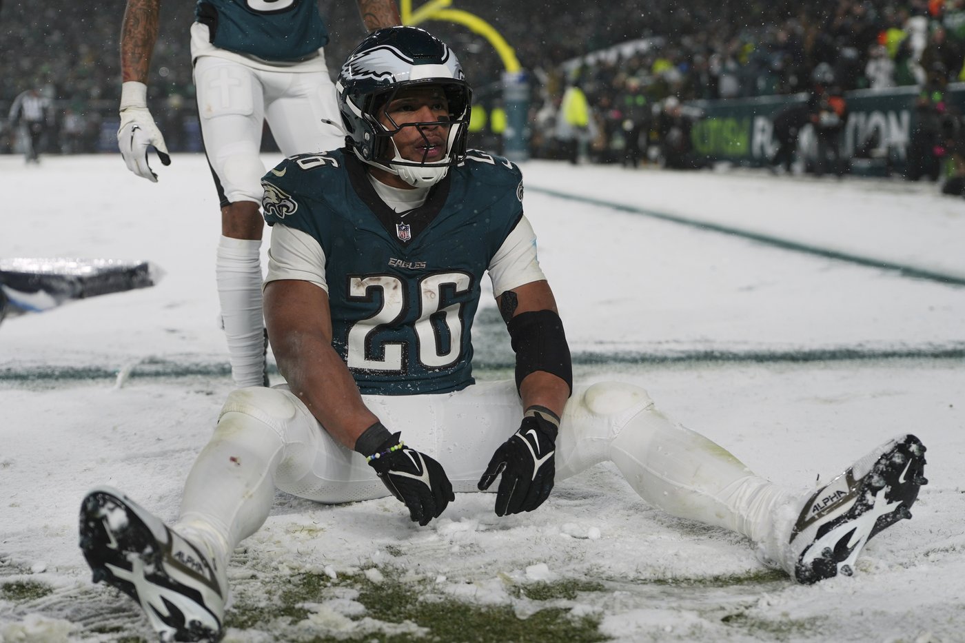 Barkley runs for 78- and 62-yard TDs in the snow and Eagles top Rams 28-22 to head to NFC title game | iNFOnews.ca