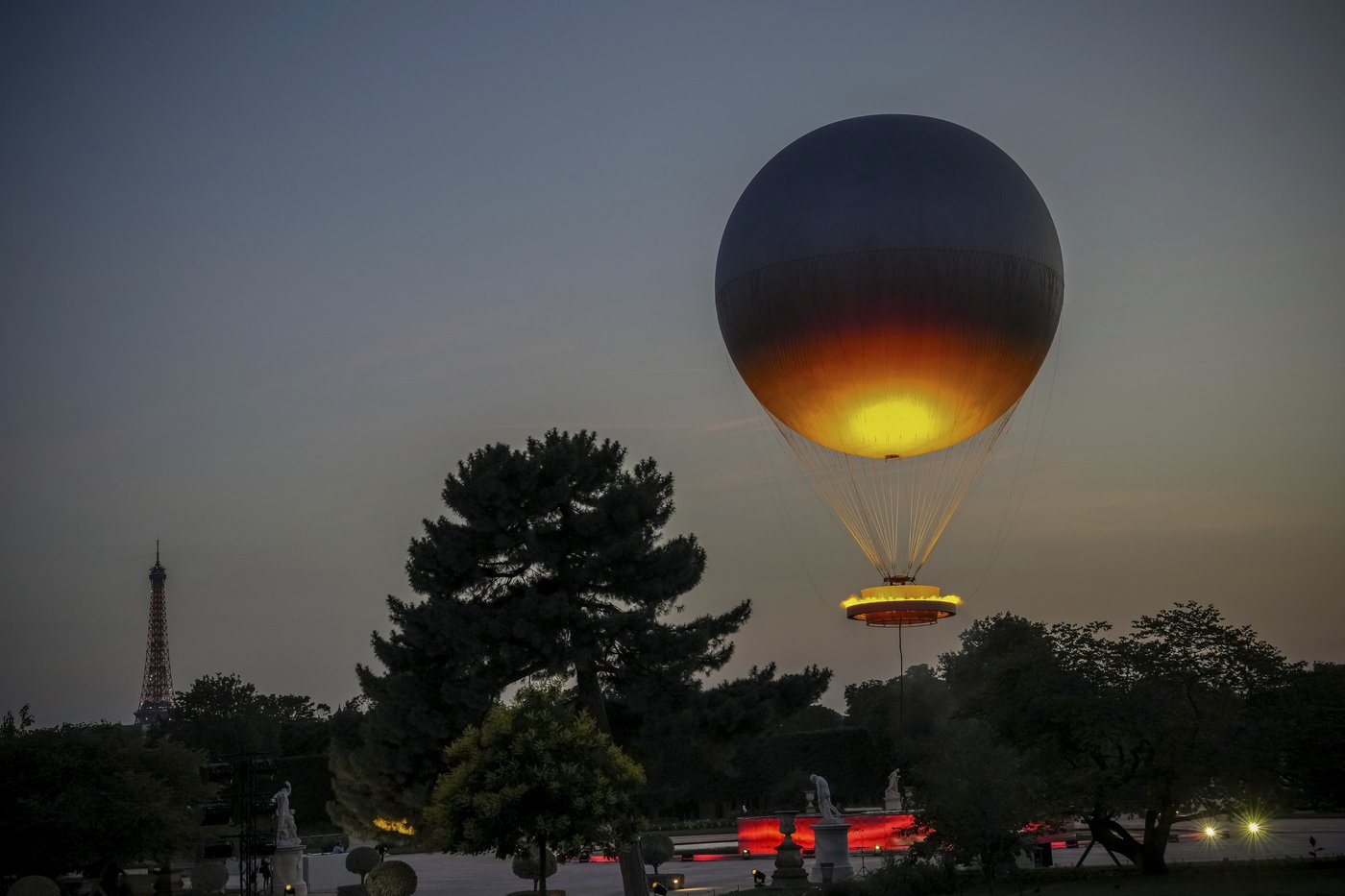 Paris' iconic cauldron from the Olympic Games returns to light up summer nights | iNFOnews.ca Paris' iconic cauldron from the Olympic Games returns to light up summer nights | iNFOnews.ca