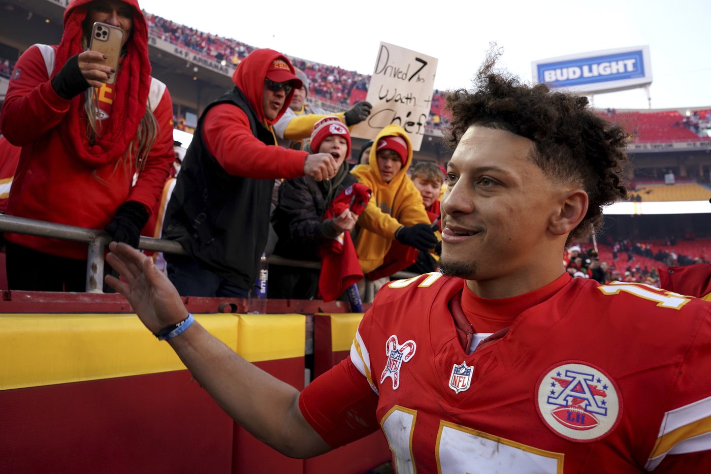 Mahomes throws for TD and runs for score as Chiefs beat Texans 27-19 to close in on No. 1 seed | iNFOnews.ca Mahomes throws for TD and runs for score as Chiefs beat Texans 27-19 to close in on No. 1 seed | iNFOnews.ca