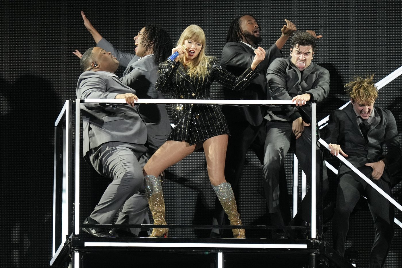 Two people charged in alleged Taylor Swift scam in Toronto now charged in Halton | iNFOnews.ca