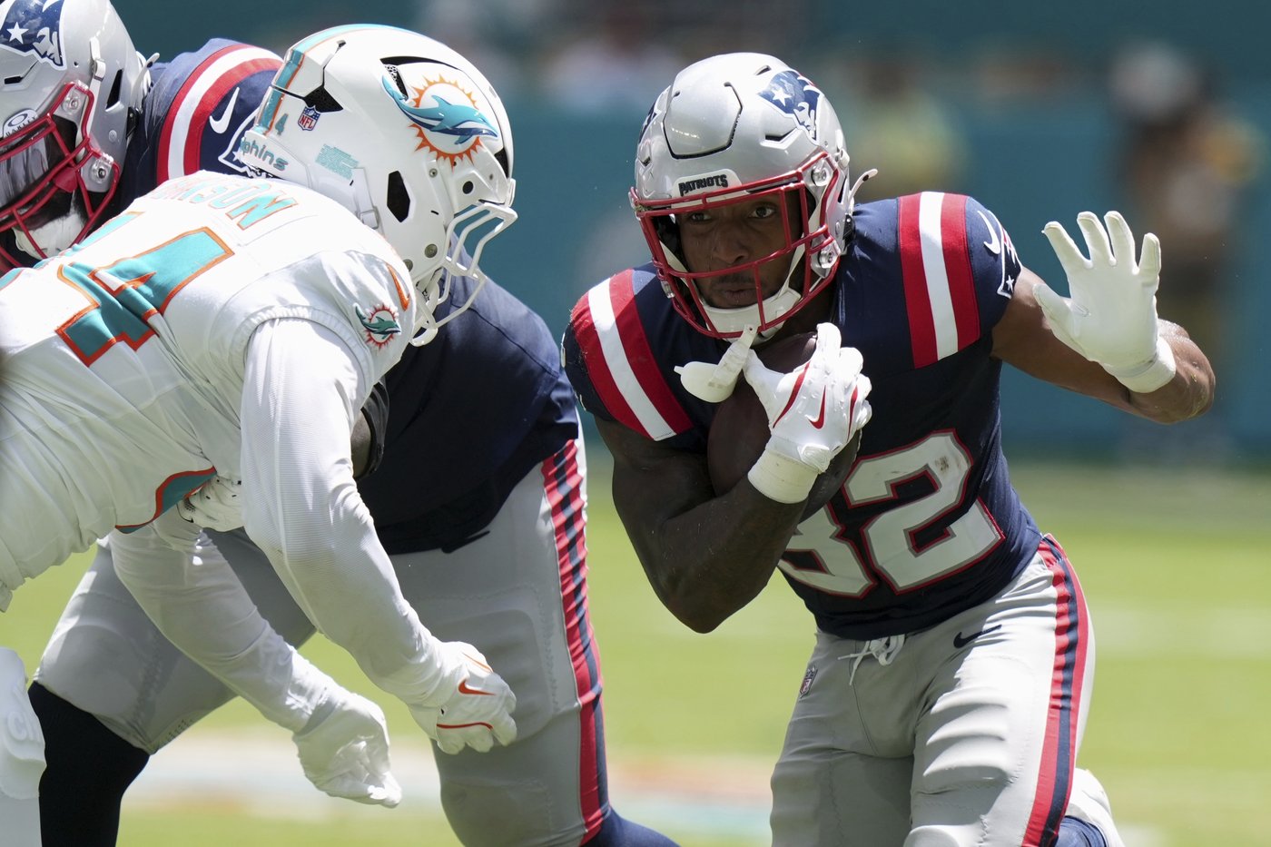 After 6 quarters, the Dolphins get their 1st stop of the season. The Patriots took a knee for it | iNFOnews.ca