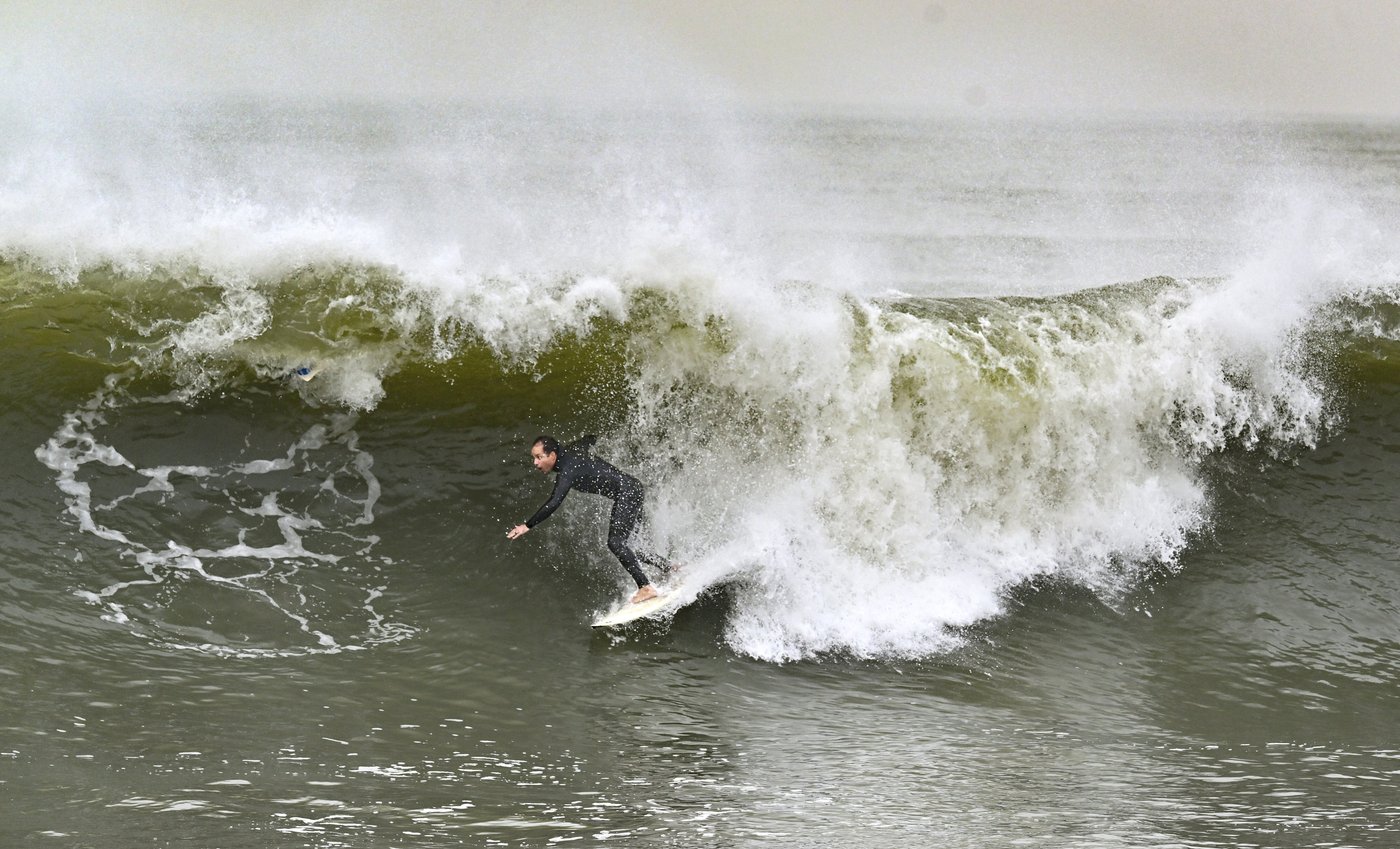 2 rescued after California pier partially collapses due to heavy surf from major Pacific storm | iNFOnews.ca 2 rescued after California pier partially collapses due to heavy surf from major Pacific storm | iNFOnews.ca