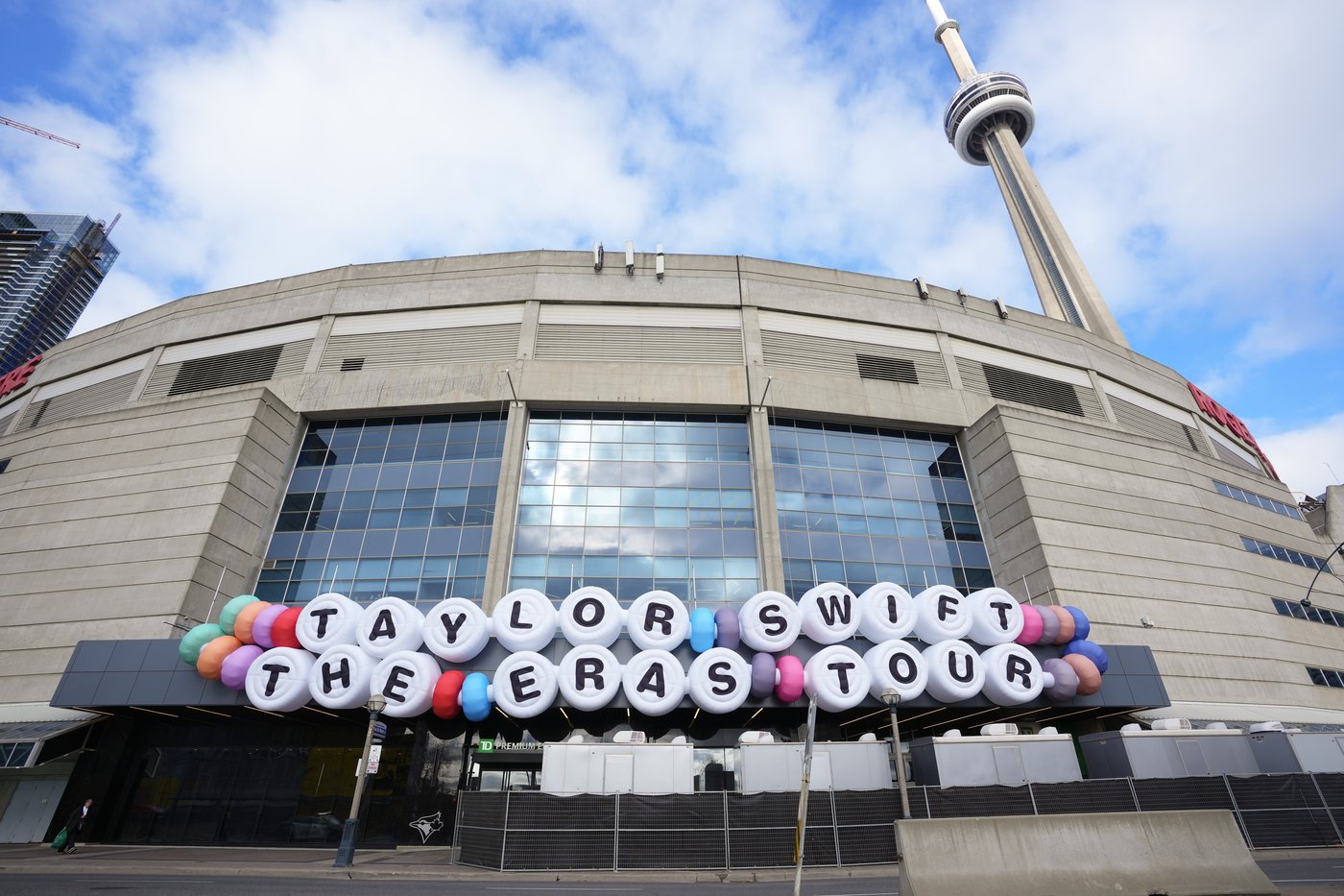 The Latest: Taylor Swift embraces Canadian fans after kicking off Toronto tour dates | iNFOnews.ca The Latest: Taylor Swift embraces Canadian fans after kicking off Toronto tour dates | iNFOnews.ca