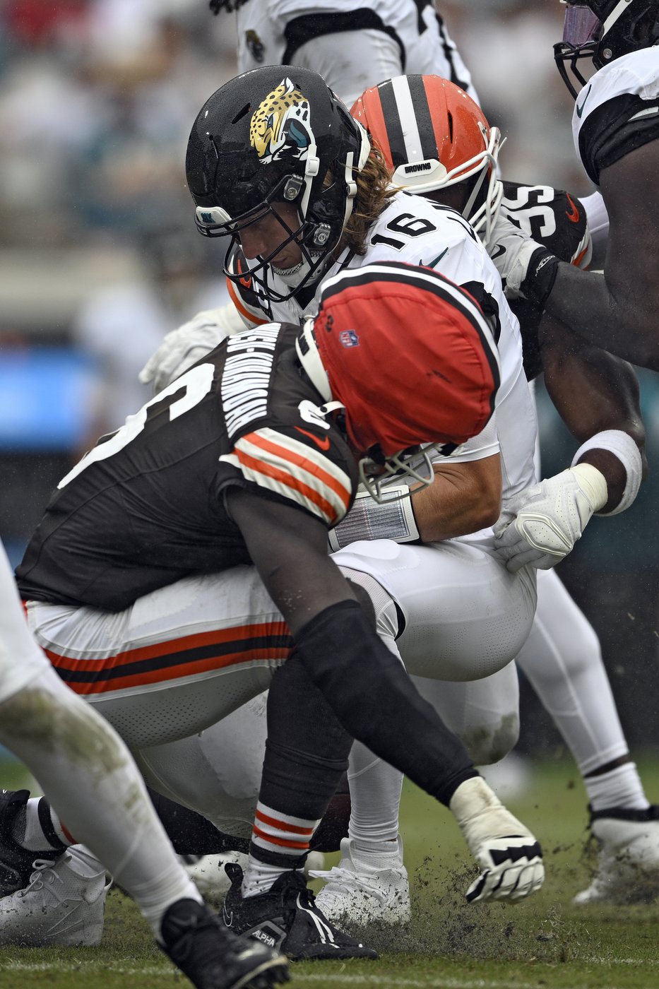Browns LB Owusu-Koramoah among few NFL players wearing protective guardian cap over helmet in games | iNFOnews.ca Browns LB Owusu-Koramoah among few NFL players wearing protective guardian cap over helmet in games | iNFOnews.ca