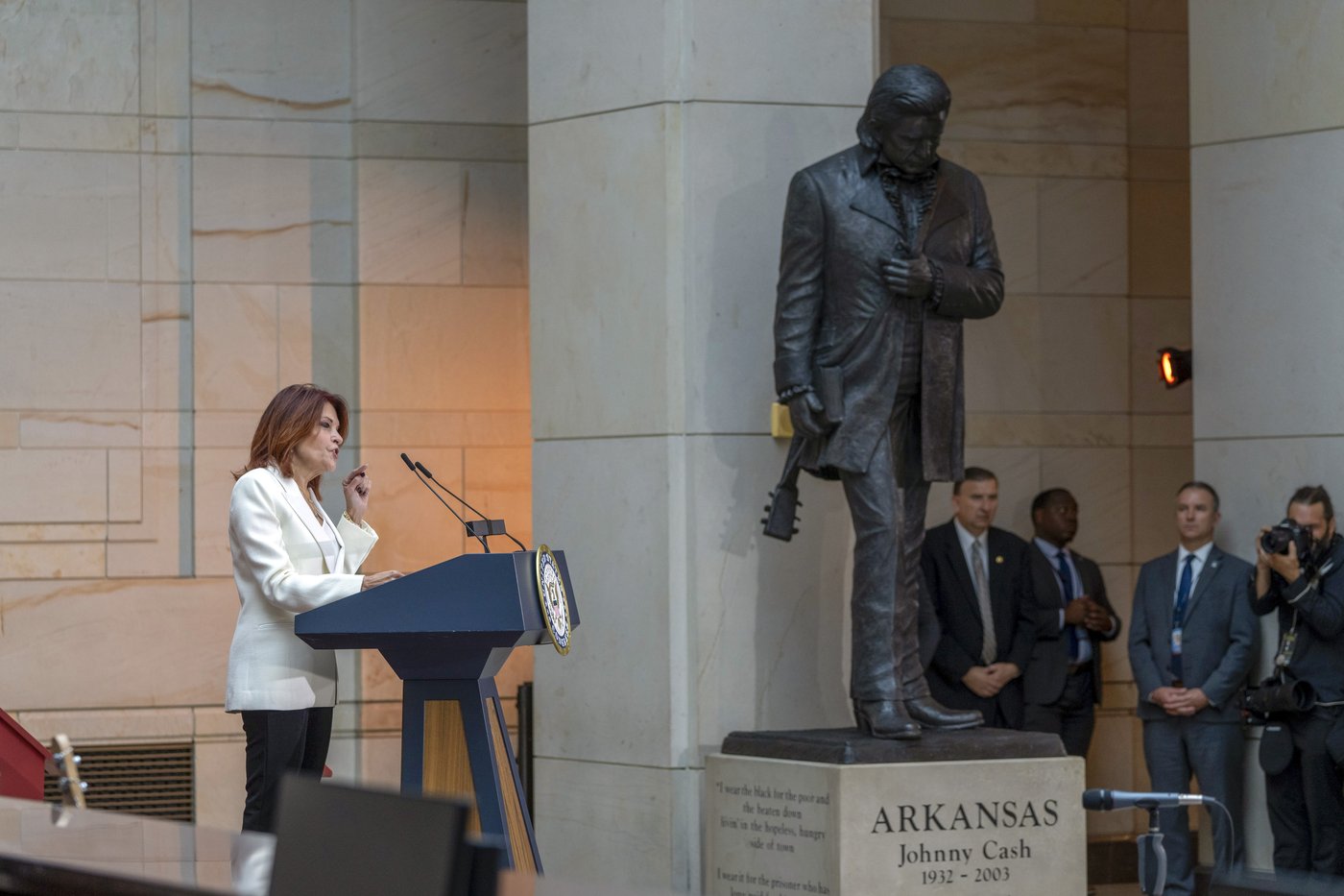 Hello, I'm Johnny Cash's statue: A monument to the singer is unveiled at the US Capitol | iNFOnews.ca Hello, I'm Johnny Cash's statue: A monument to the singer is unveiled at the US Capitol | iNFOnews.ca